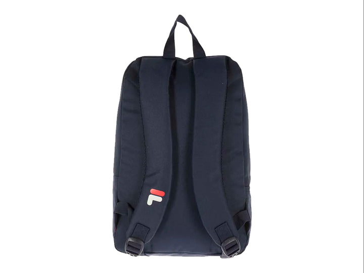 Mochila deportiva FILA de color negro con logotipo estampado en blanco y rojo en la parte frontal.