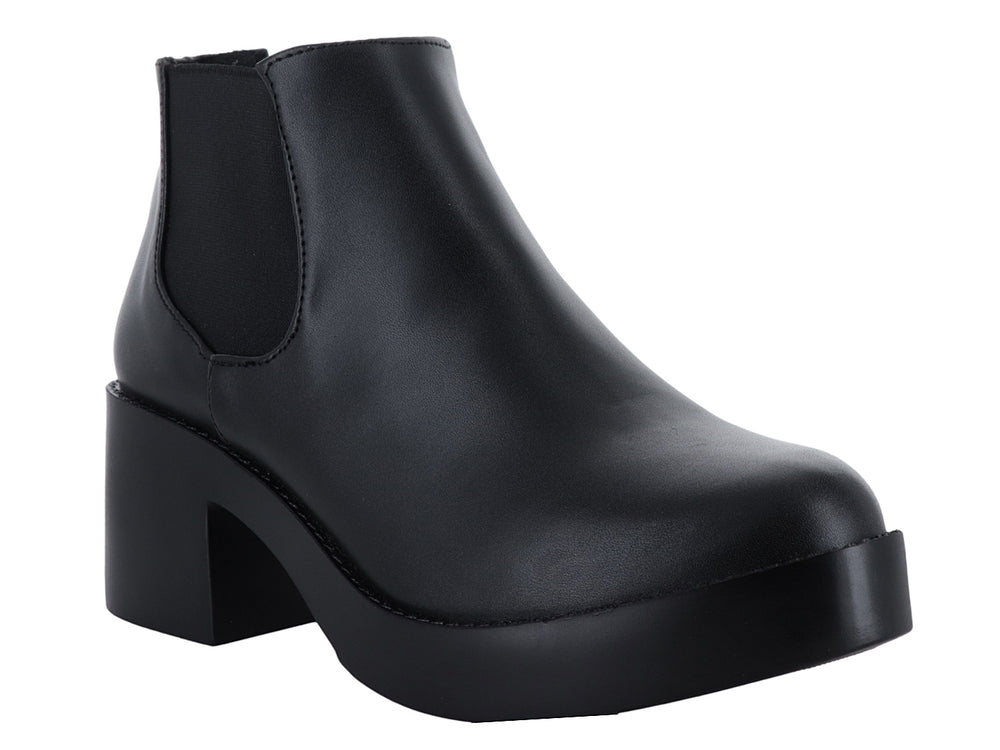 Botín negro con tacón grueso y plataforma sobre fondo blanco.