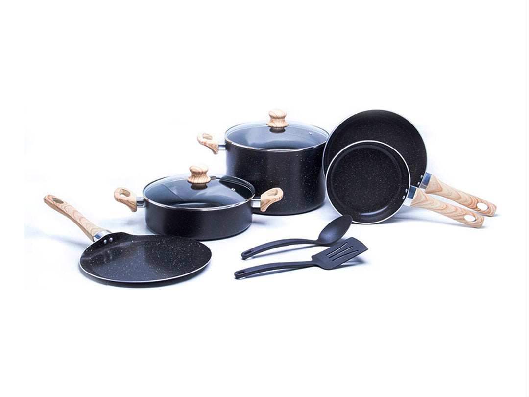 Set de batería de cocina negro de 9 piezas con mangos color madera y utensilios de cocina.
