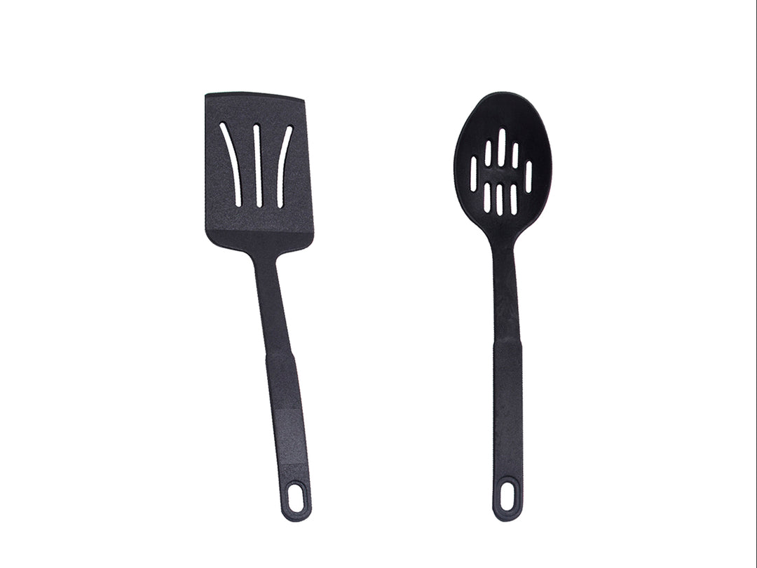 Set de batería de cocina negro de 9 piezas con mangos color madera y utensilios de cocina.