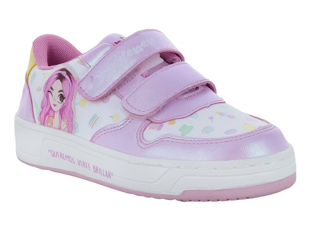Tenis infantiles blancos y morados con cierre de velcro y diseño de personaje y pastelitos.
