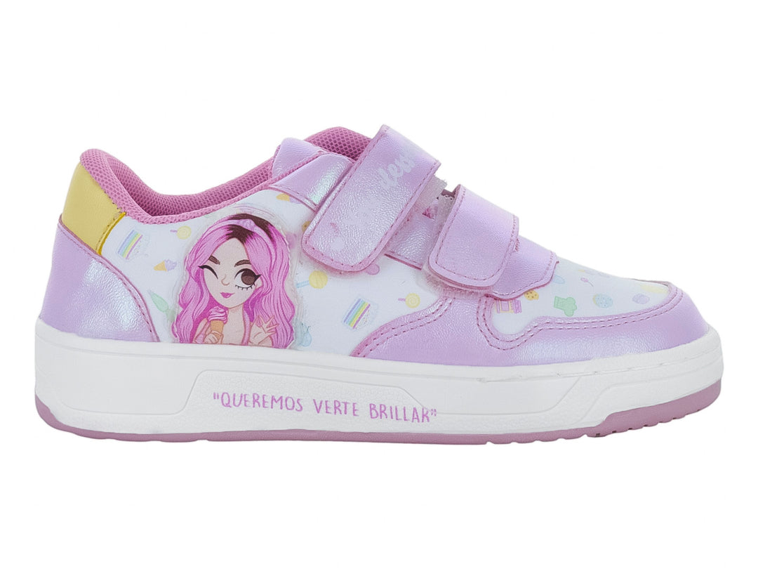 Tenis infantiles blancos y morados con cierre de velcro y diseño de personaje y pastelitos.