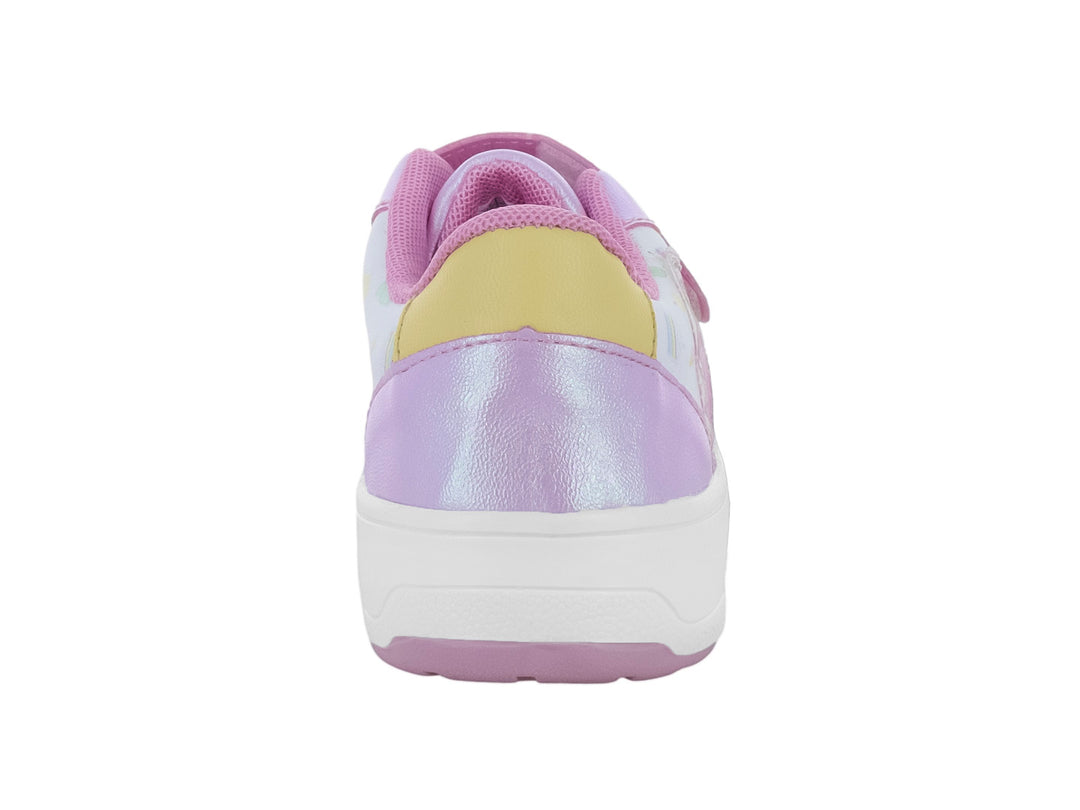 Tenis infantiles blancos y morados con cierre de velcro y diseño de personaje y pastelitos.
