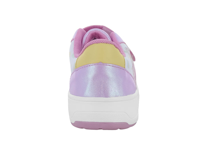 Tenis infantiles blancos y morados con cierre de velcro y diseño de personaje y pastelitos.