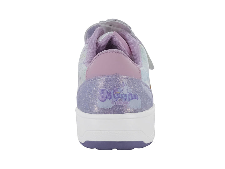 Tenis infantiles blancos y morados con estampado de unicornio y cierre de velcro.