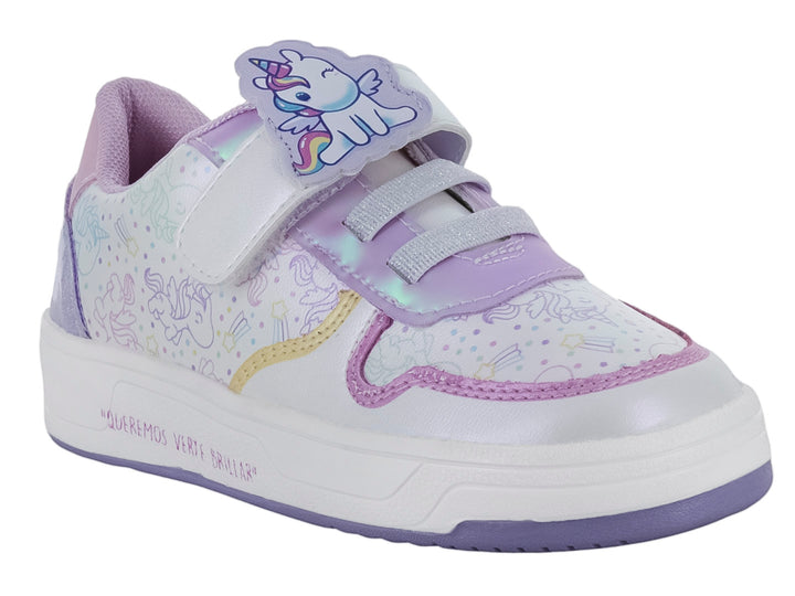 Tenis infantiles blancos y morados con diseño de unicornios y cierre de velcro.