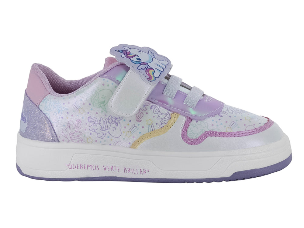 Tenis infantiles blancos y morados con diseño de unicornios y cierre de velcro.
