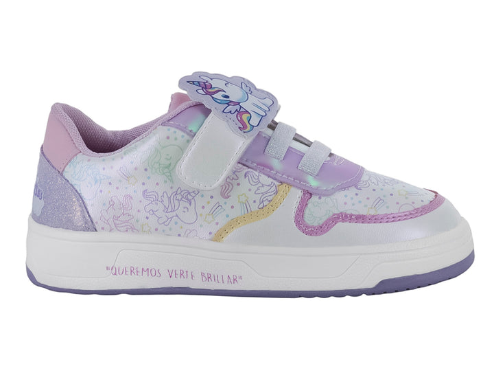 Tenis infantiles blancos y morados con diseño de unicornios y cierre de velcro.