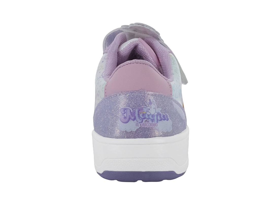 Tenis infantiles blancos y morados con diseño de unicornios y cierre de velcro.