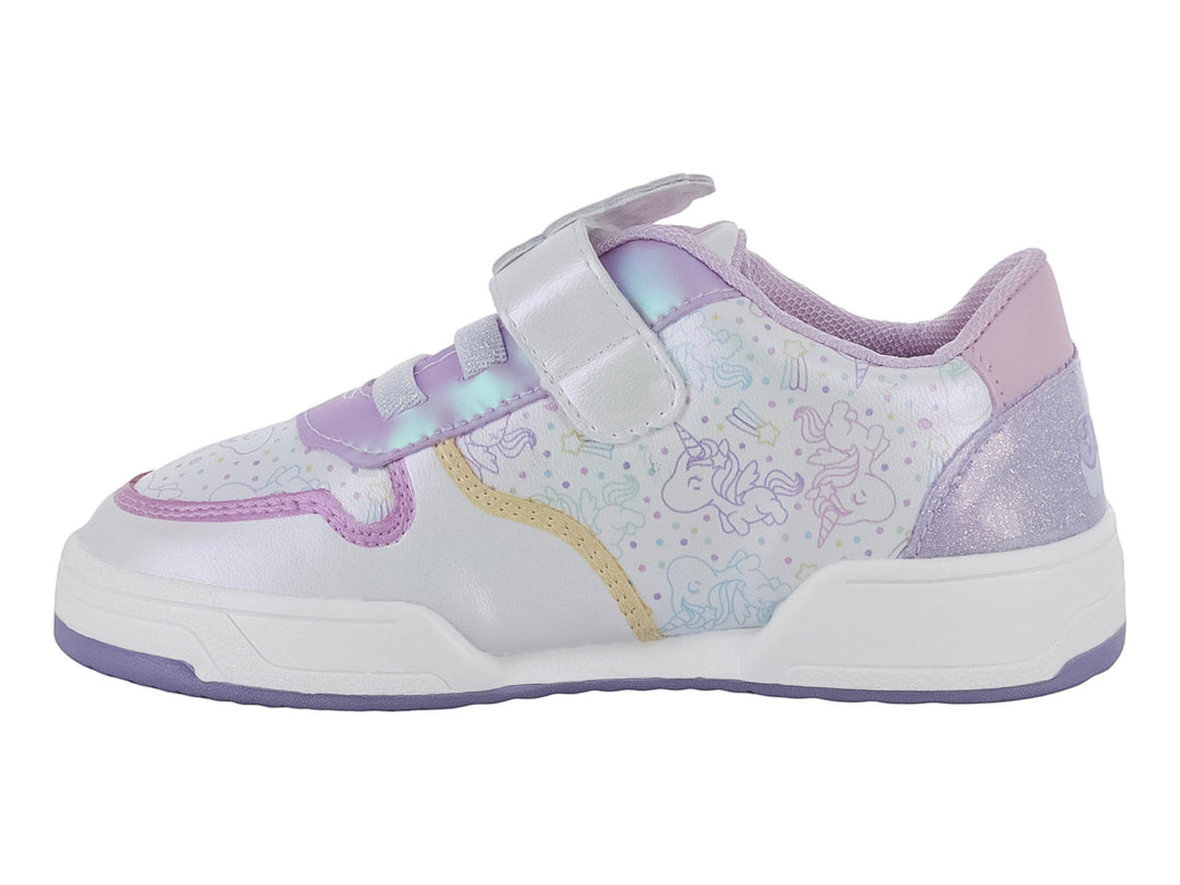Tenis infantiles blancos y morados con diseño de unicornios y cierre de velcro.