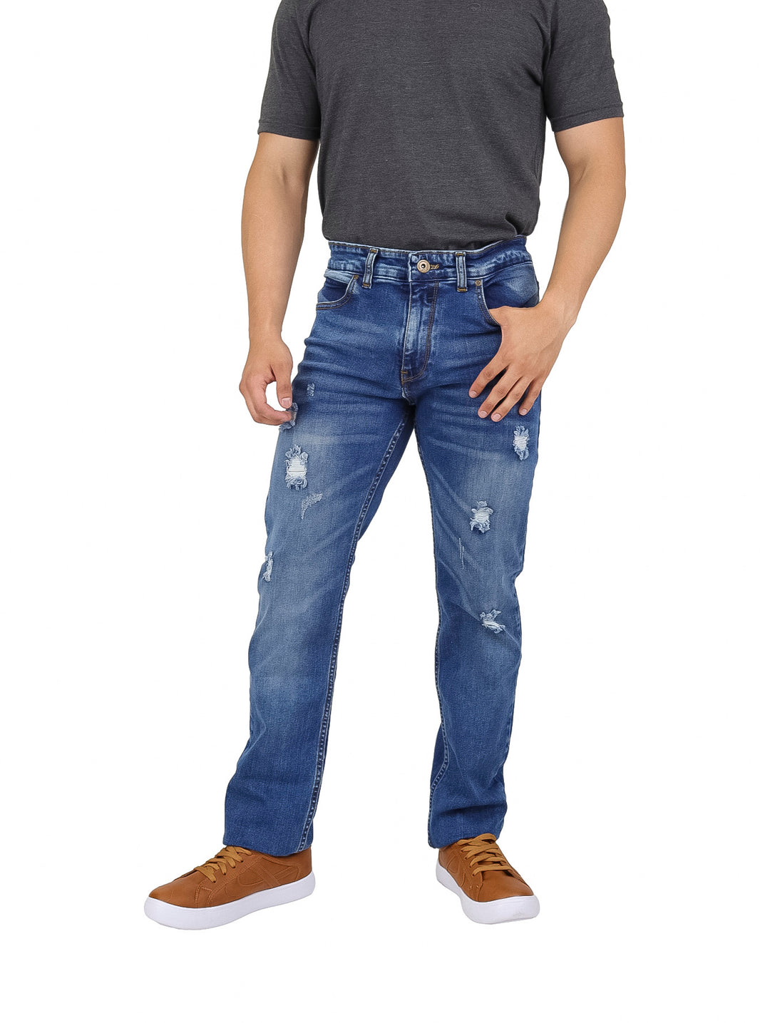 Hombre vistiendo pantalones jeans slim color azul con detalles de destrucción y desgaste.
