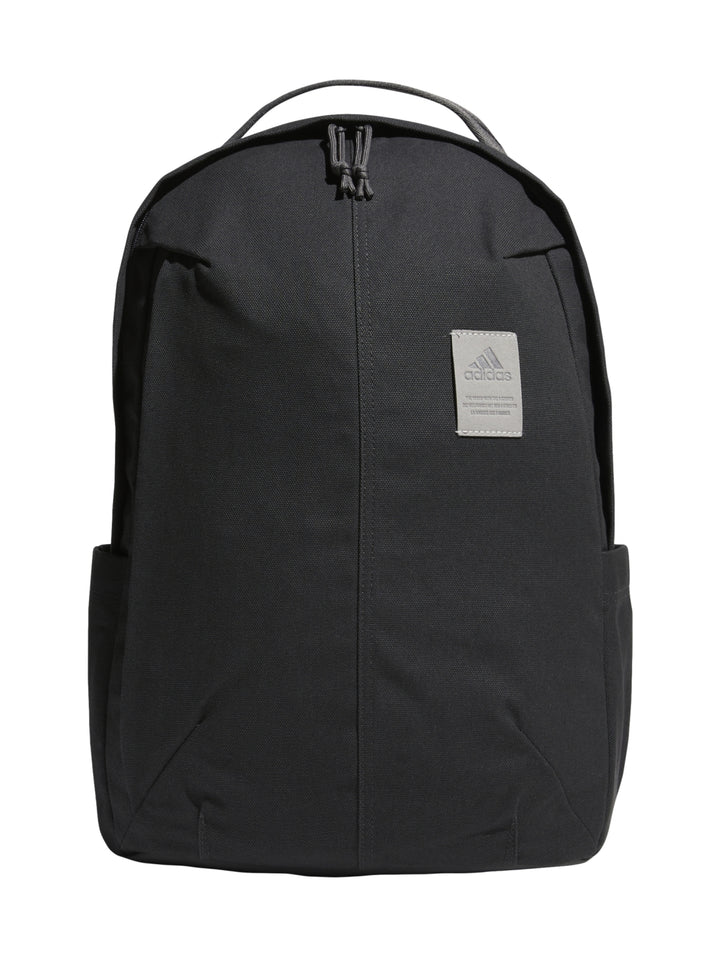 Mochila Adidas color negro con logotipo frontal gris y asa superior, diseño deportivo y minimalista.