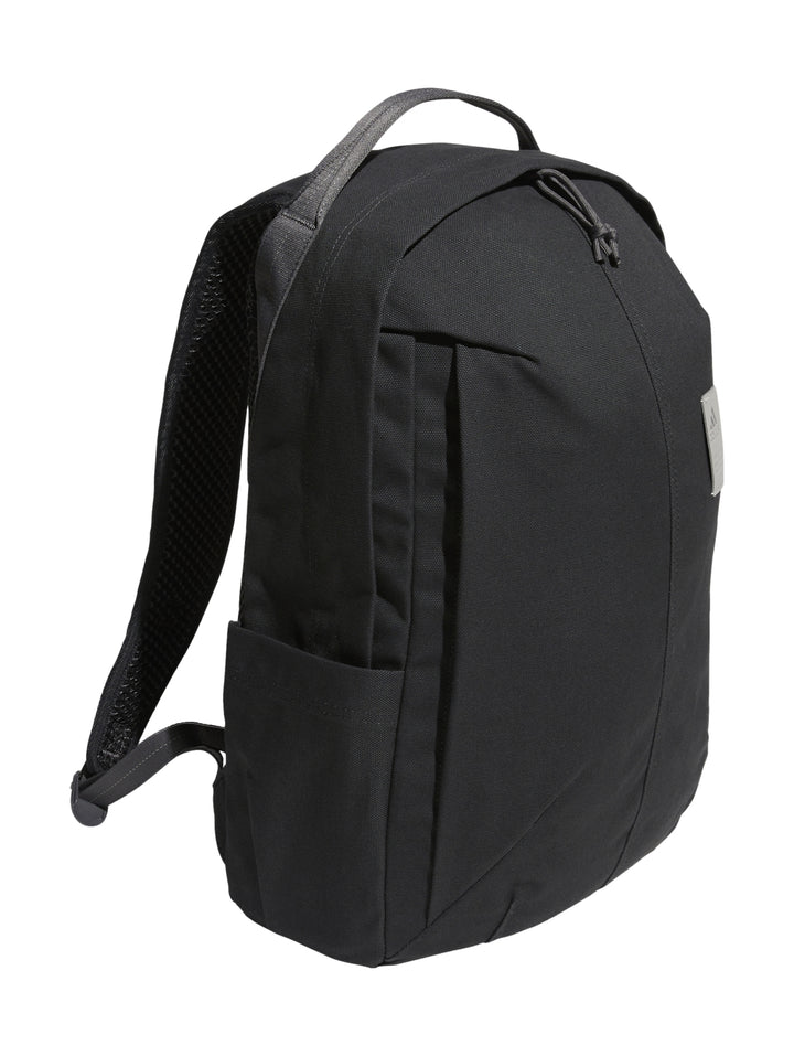 Mochila Adidas color negro con logotipo frontal gris y asa superior, diseño deportivo y minimalista.