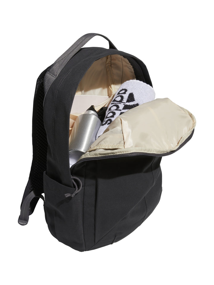 Mochila Adidas color negro con logotipo frontal gris y asa superior, diseño deportivo y minimalista.