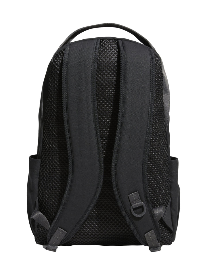 Mochila Adidas color negro con logotipo frontal gris y asa superior, diseño deportivo y minimalista.