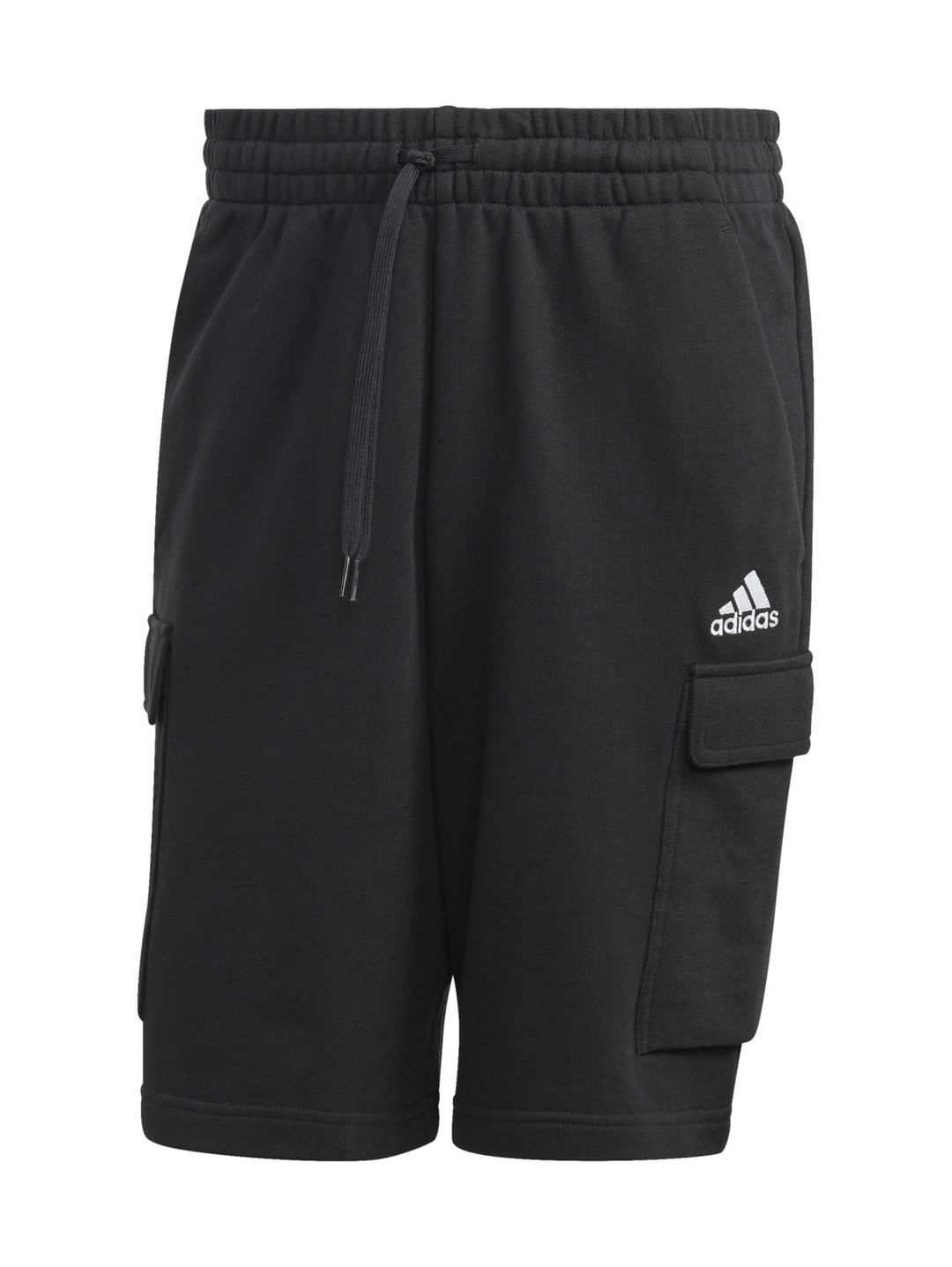 Hombre vistiendo pantalones cortos deportivos color negro de Adidas con bolsillos laterales.