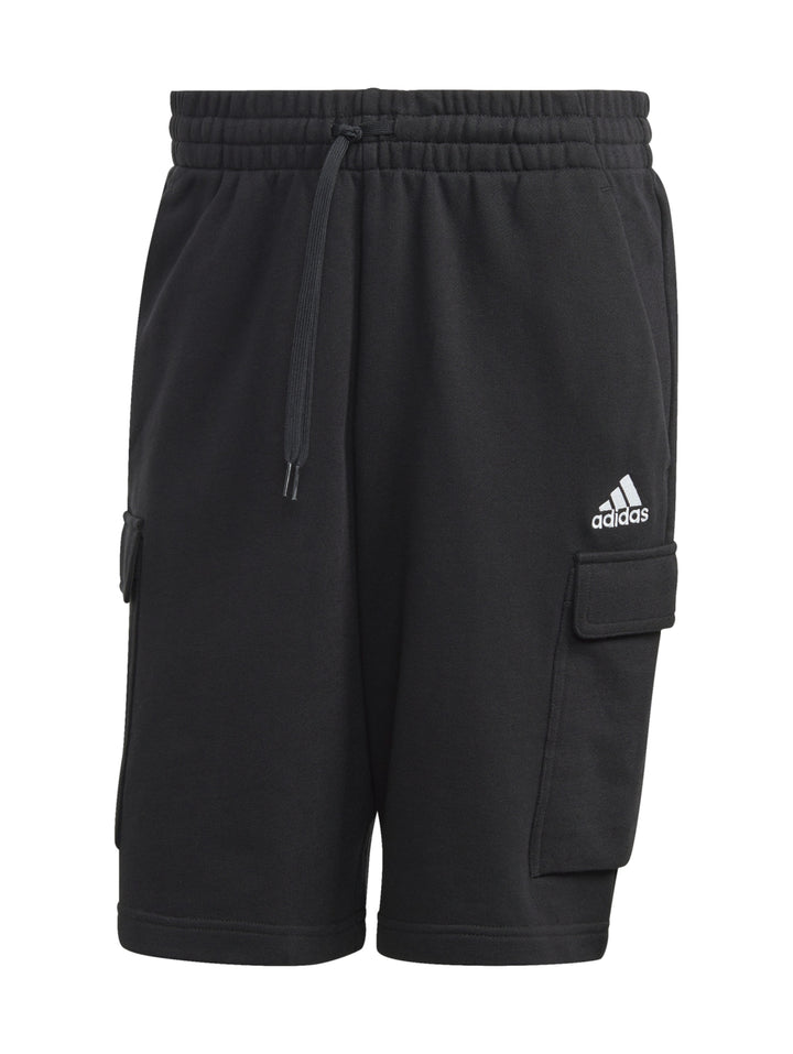 Hombre vistiendo pantalones cortos deportivos color negro de Adidas con bolsillos laterales.