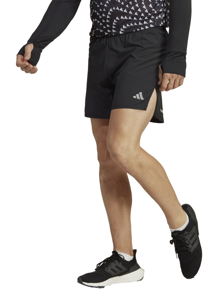 Pantalones cortos deportivos Adidas de color negro para entrenamiento.