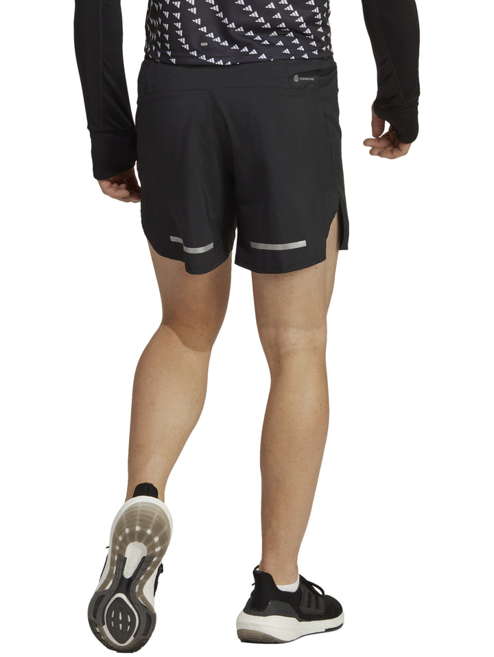 Pantalones cortos deportivos Adidas de color negro para entrenamiento.