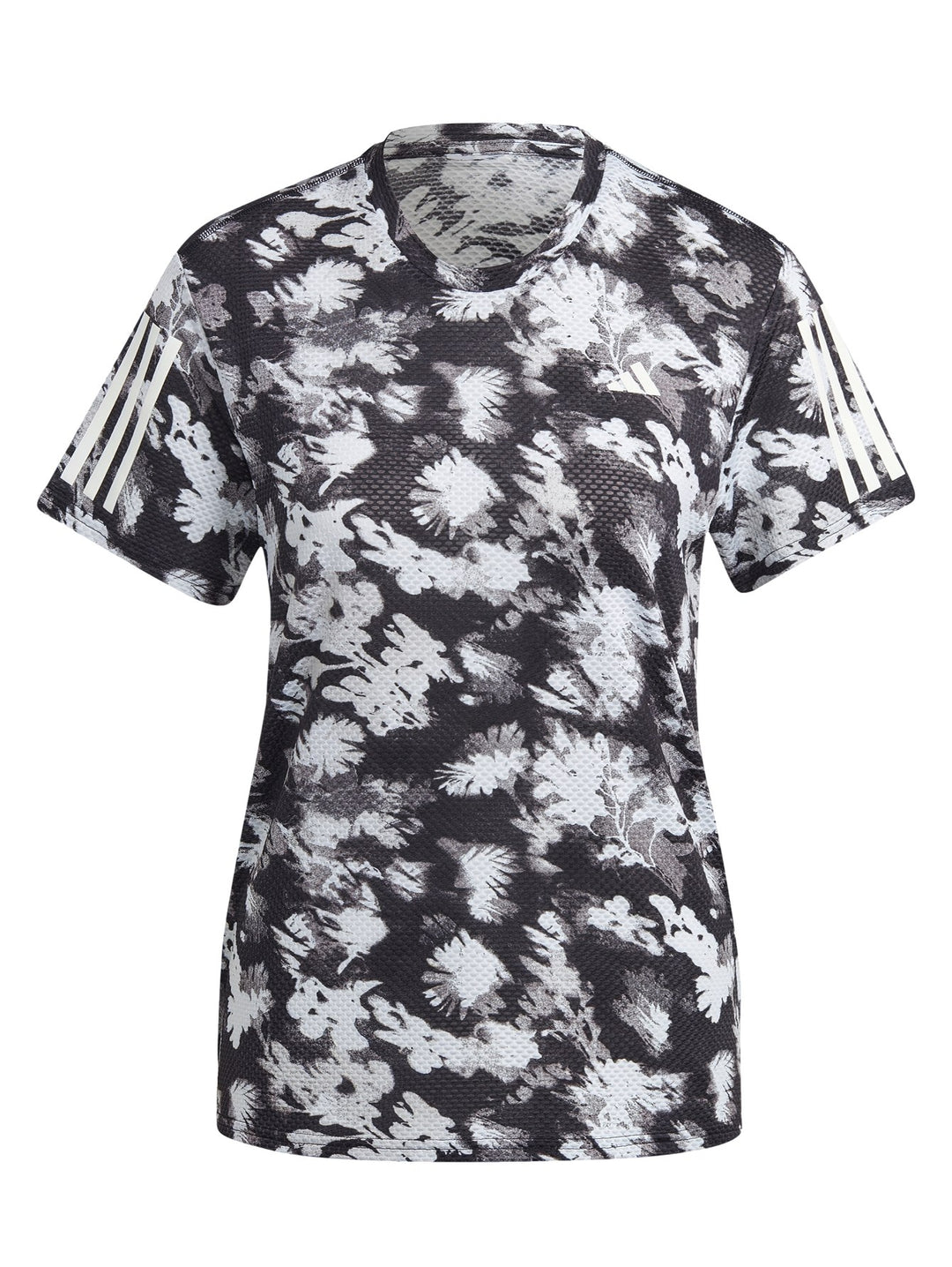 Camiseta deportiva Adidas de manga corta con estampado abstracto en gris y negro y rayas blancas en los hombros.