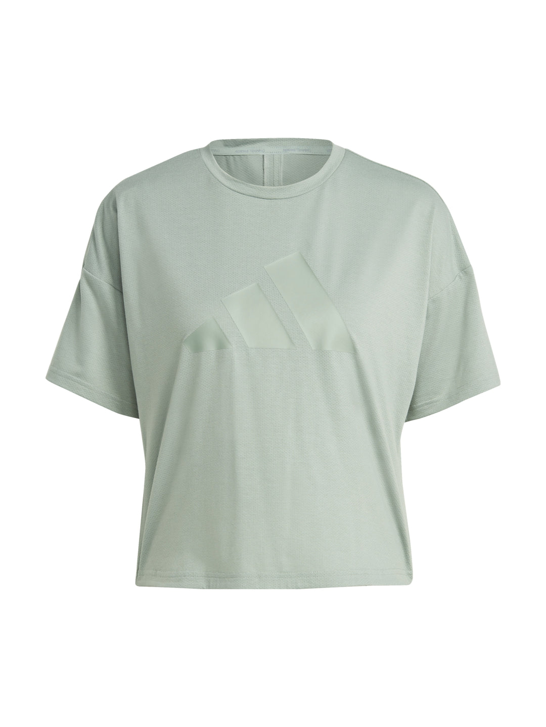 Mujer vistiendo una playera Adidas de color verde silver green con diseño de tres franjas tonales en el pecho.