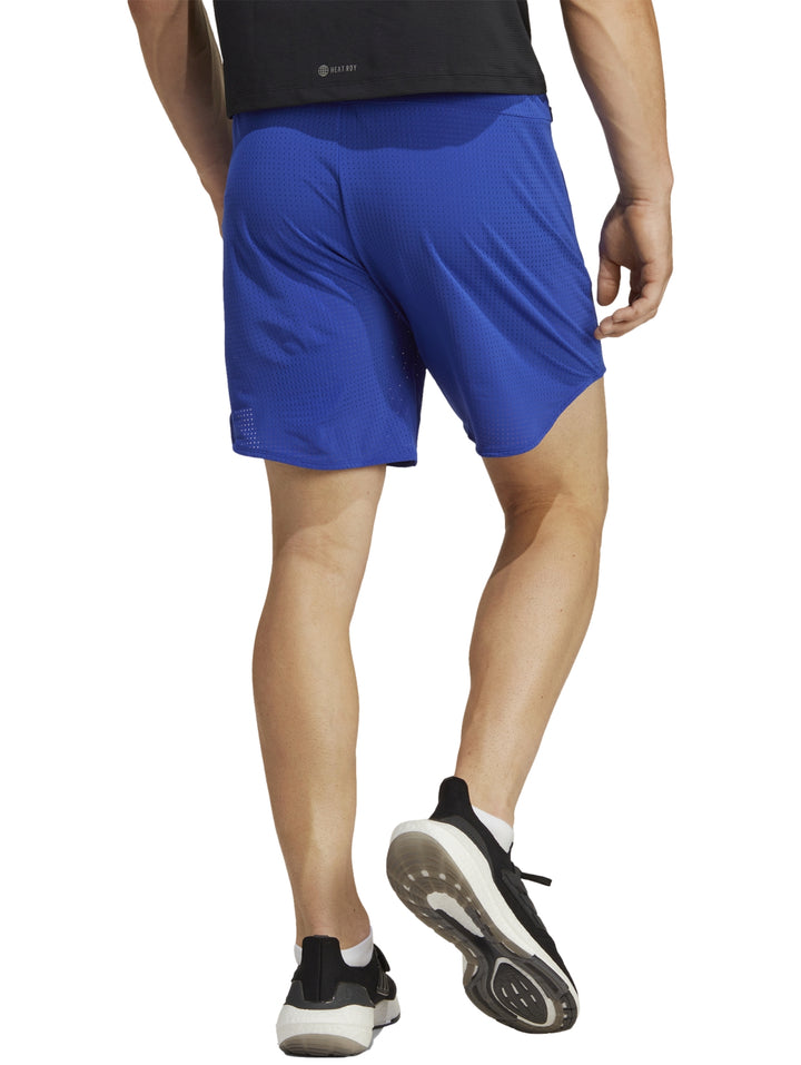 Hombre usando shorts deportivos Adidas color azul royal con tejido de malla.