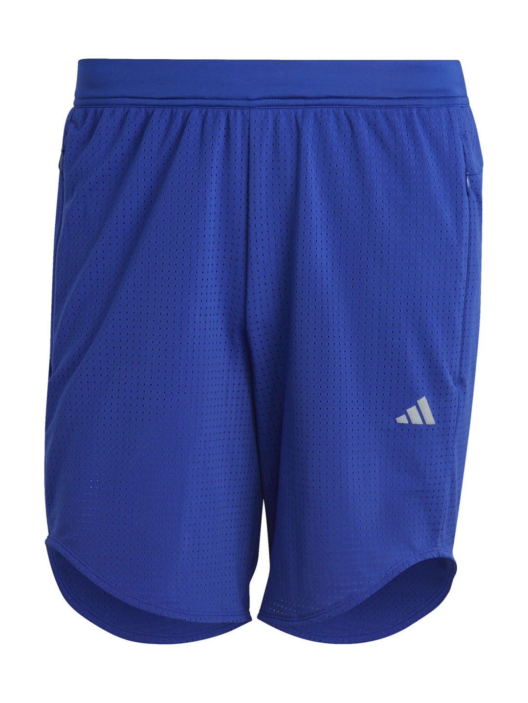 Hombre usando shorts deportivos Adidas color azul royal con tejido de malla.