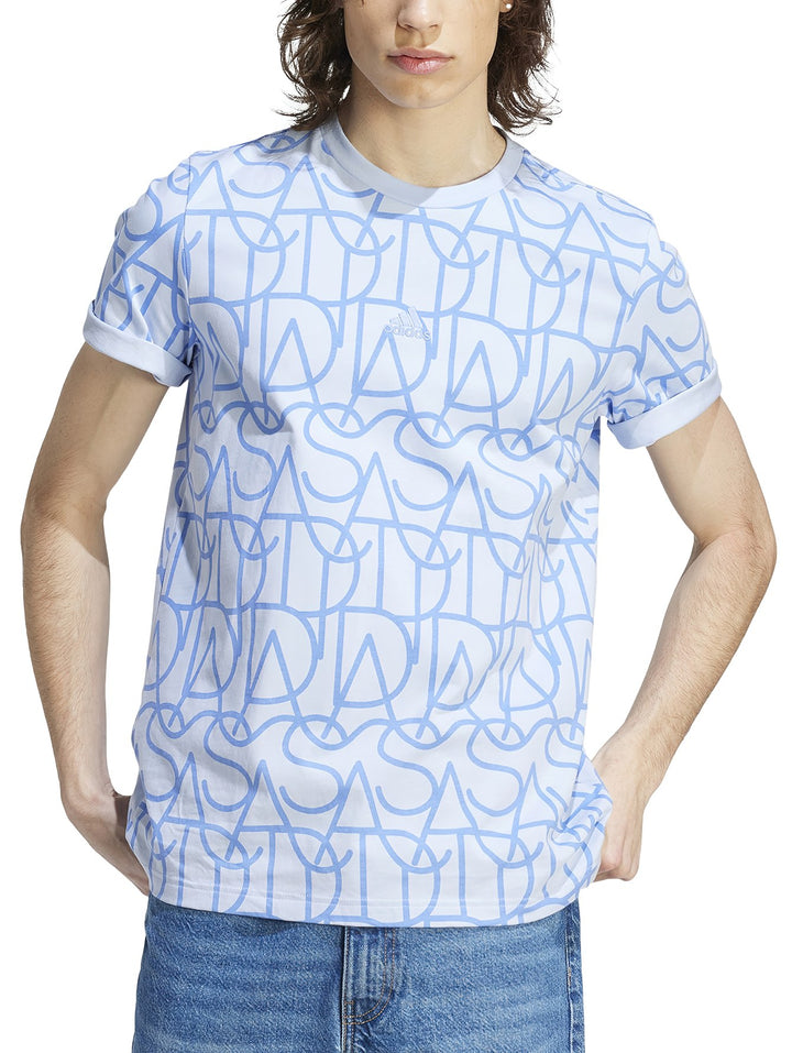 Camiseta Adidas color azul dawn con estampado gráfico repetitivo en tonos azules y blancos.