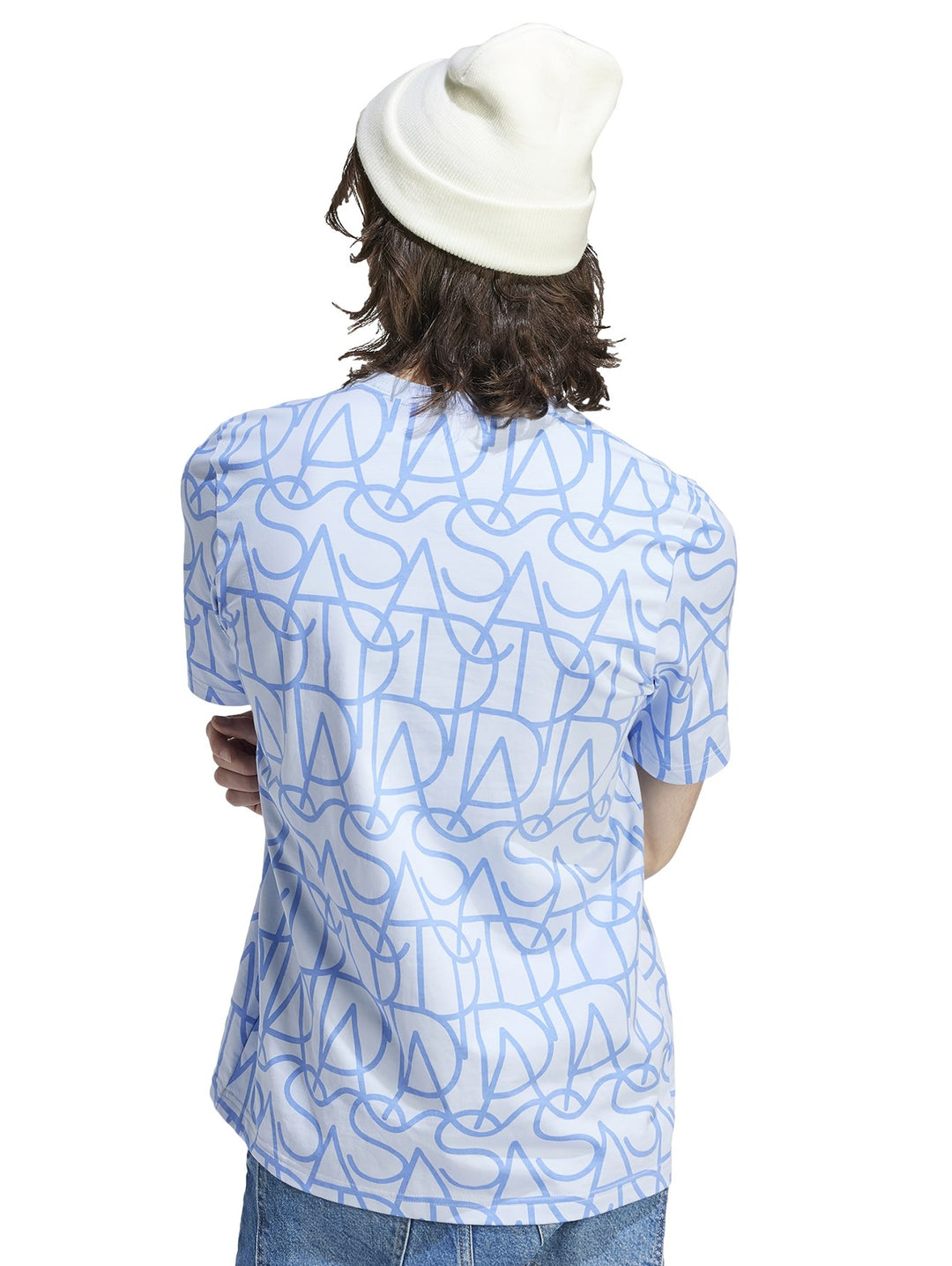Camiseta Adidas color azul dawn con estampado gráfico repetitivo en tonos azules y blancos.