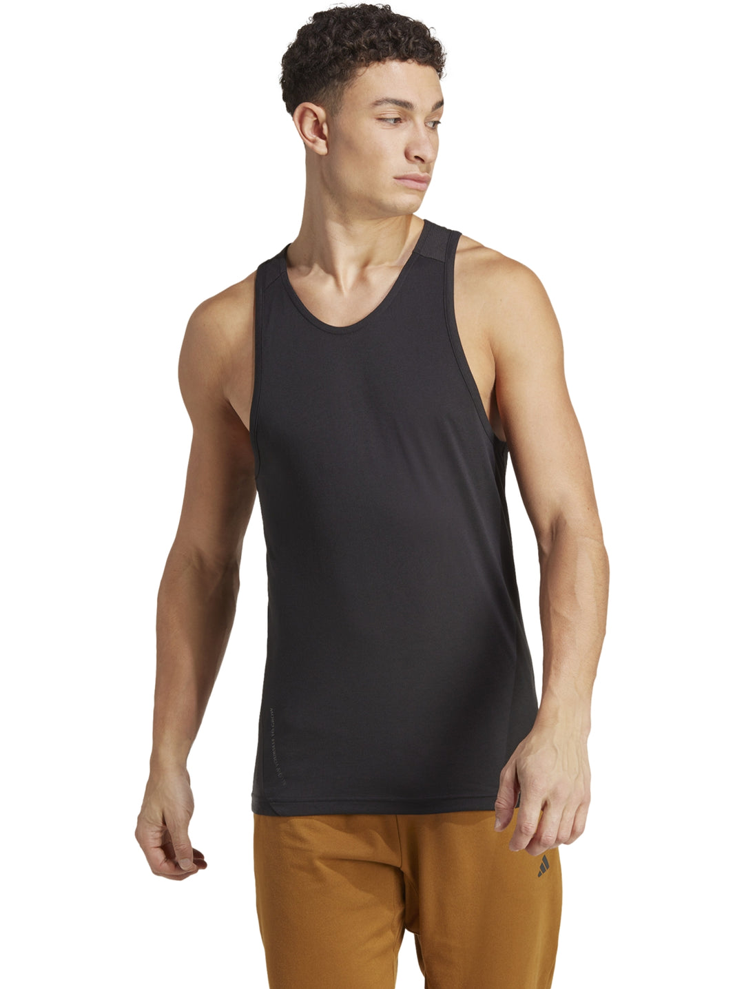 Hombre vistiendo una camiseta sin mangas Adidas Yoga Base Tank de color negro.