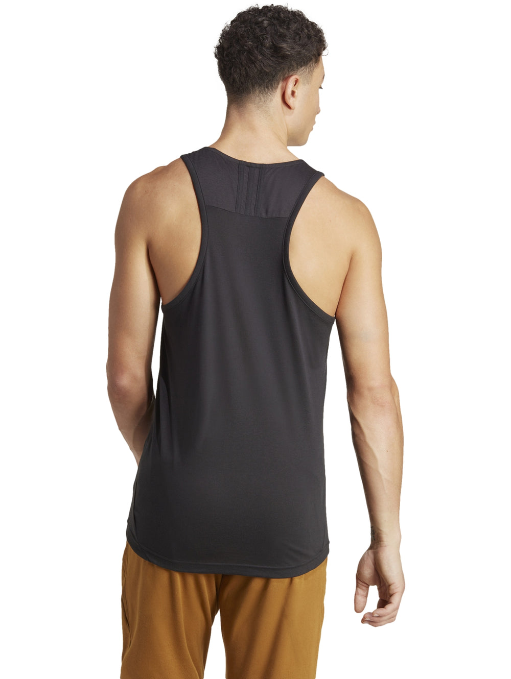 Hombre vistiendo una camiseta sin mangas Adidas Yoga Base Tank de color negro.