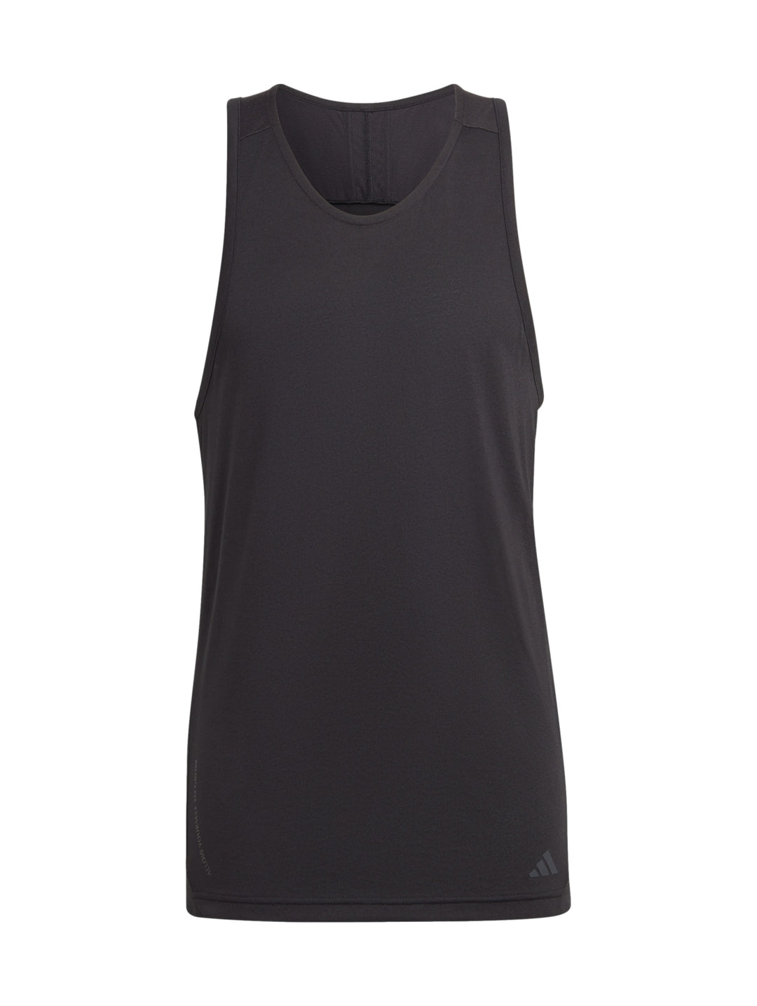 Hombre vistiendo una camiseta sin mangas Adidas Yoga Base Tank de color negro.