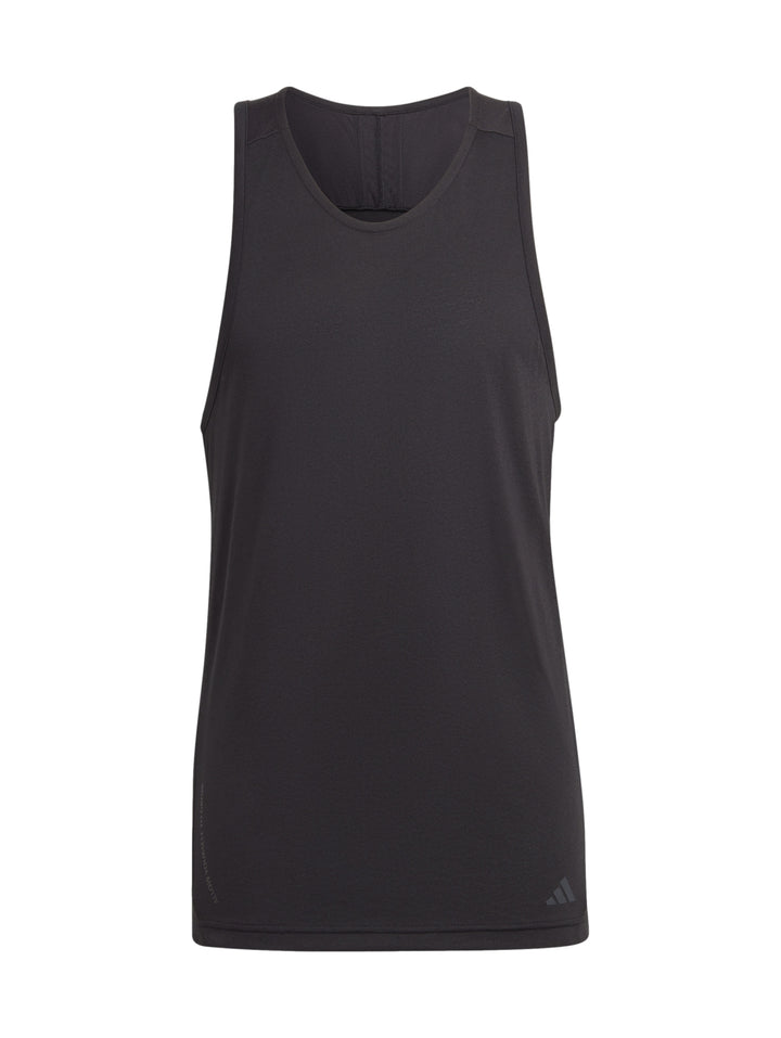 Hombre vistiendo una camiseta sin mangas Adidas Yoga Base Tank de color negro.