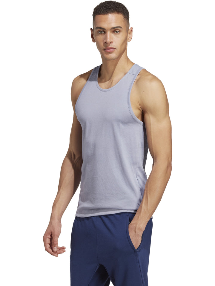 Hombre vistiendo una camiseta sin mangas ADIDAS Yoga Base Tank en color violeta plata.