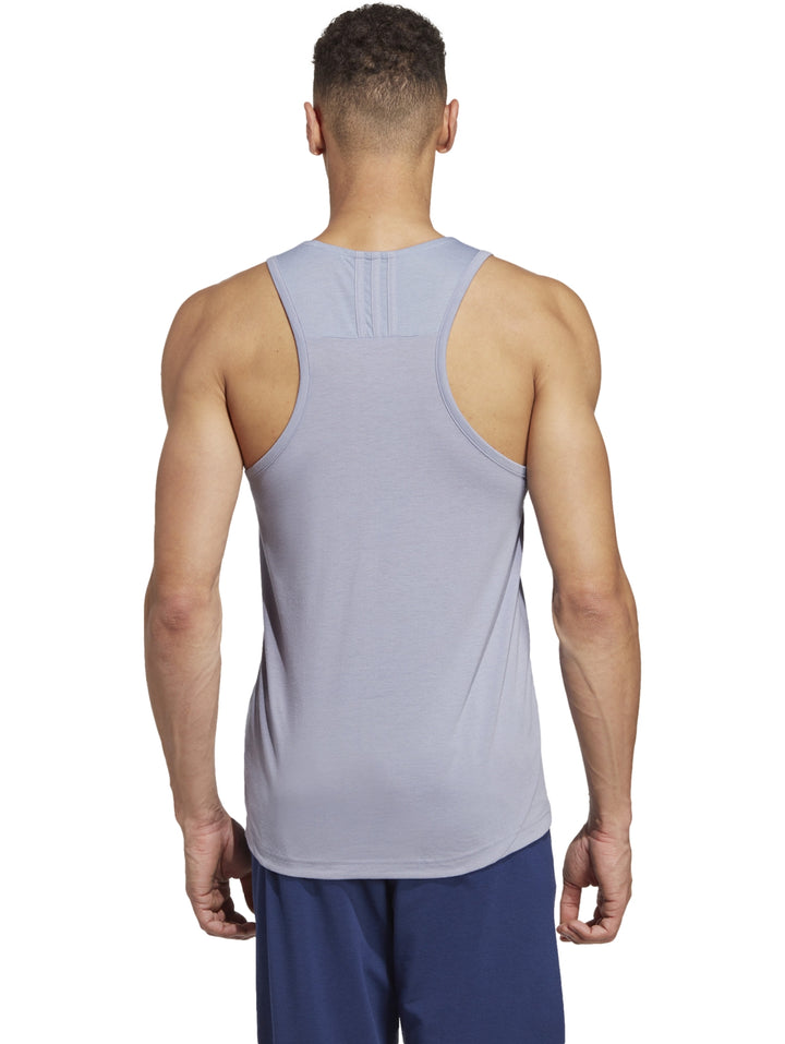 Hombre vistiendo una camiseta sin mangas ADIDAS Yoga Base Tank en color violeta plata.