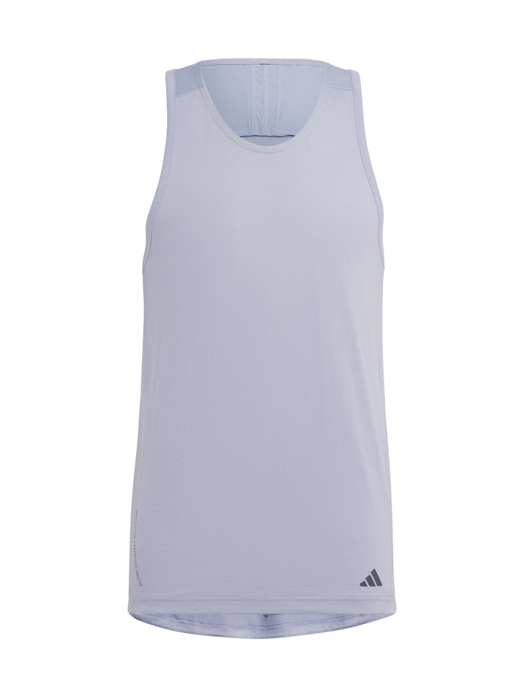 Hombre vistiendo una camiseta sin mangas ADIDAS Yoga Base Tank en color violeta plata.