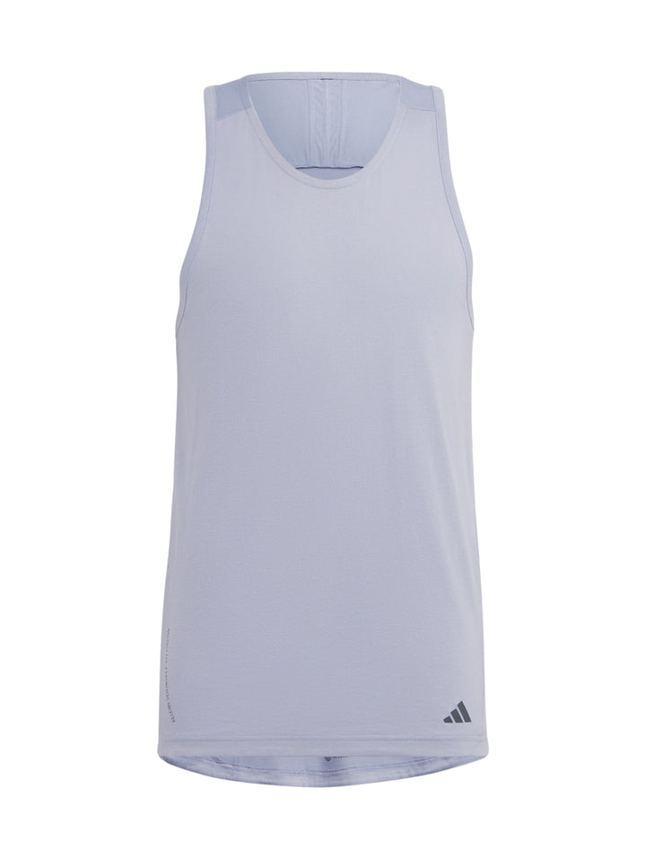 Hombre vistiendo una camiseta sin mangas ADIDAS Yoga Base Tank en color violeta plata.