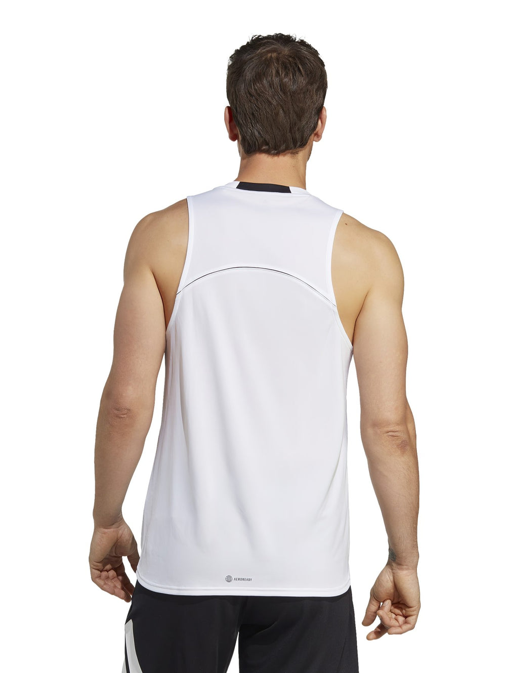 Hombre vistiendo una camiseta deportiva sin mangas color blanco de la marca Adidas con gráfico frontal.