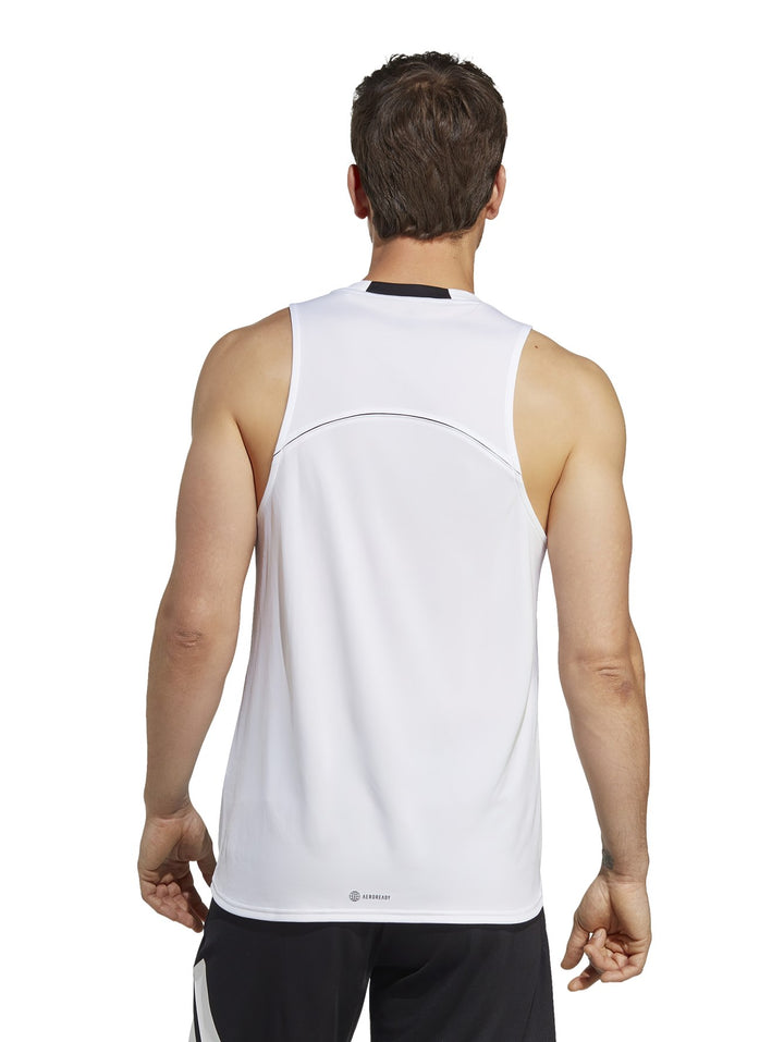 Hombre vistiendo una camiseta deportiva sin mangas color blanco de la marca Adidas con gráfico frontal.