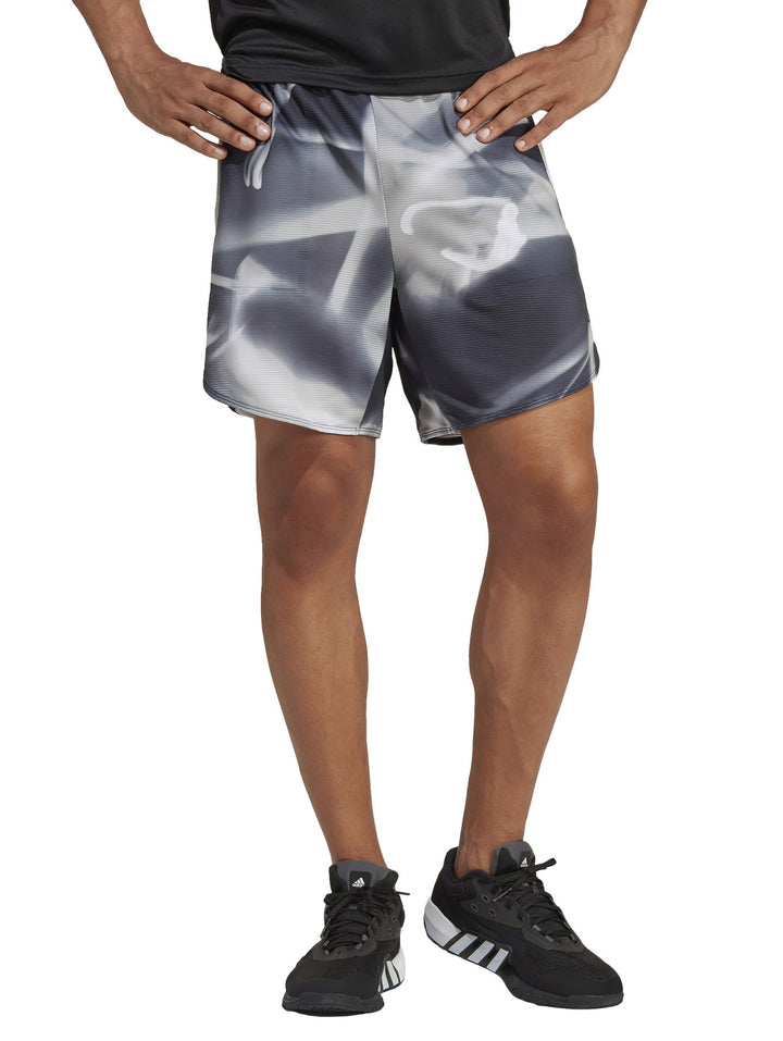 Pantalones cortos deportivos Adidas con estampado abstracto en tonos gris, negro y blanco.