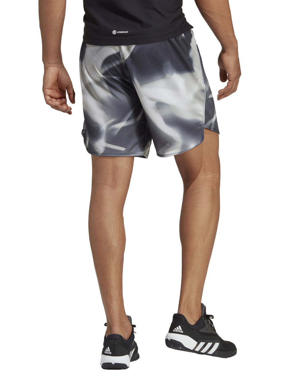 Pantalones cortos deportivos Adidas con estampado abstracto en tonos gris, negro y blanco.