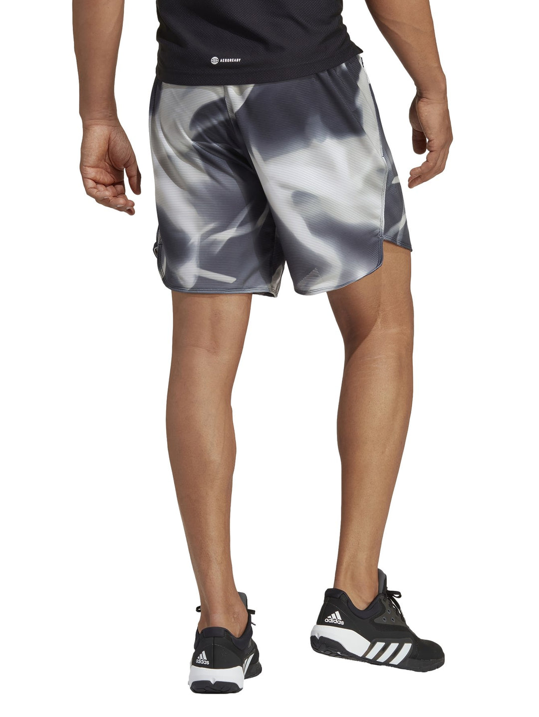 Pantalones cortos deportivos Adidas con estampado abstracto en tonos gris, negro y blanco.