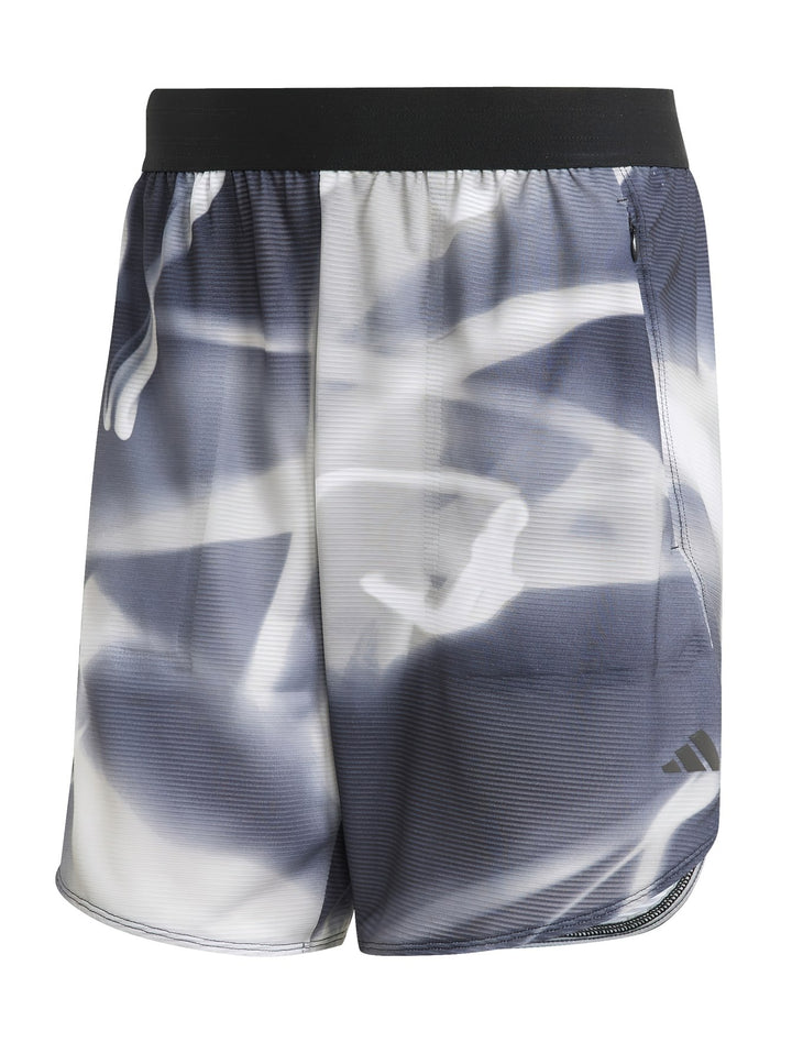 Pantalones cortos deportivos Adidas con estampado abstracto en tonos gris, negro y blanco.