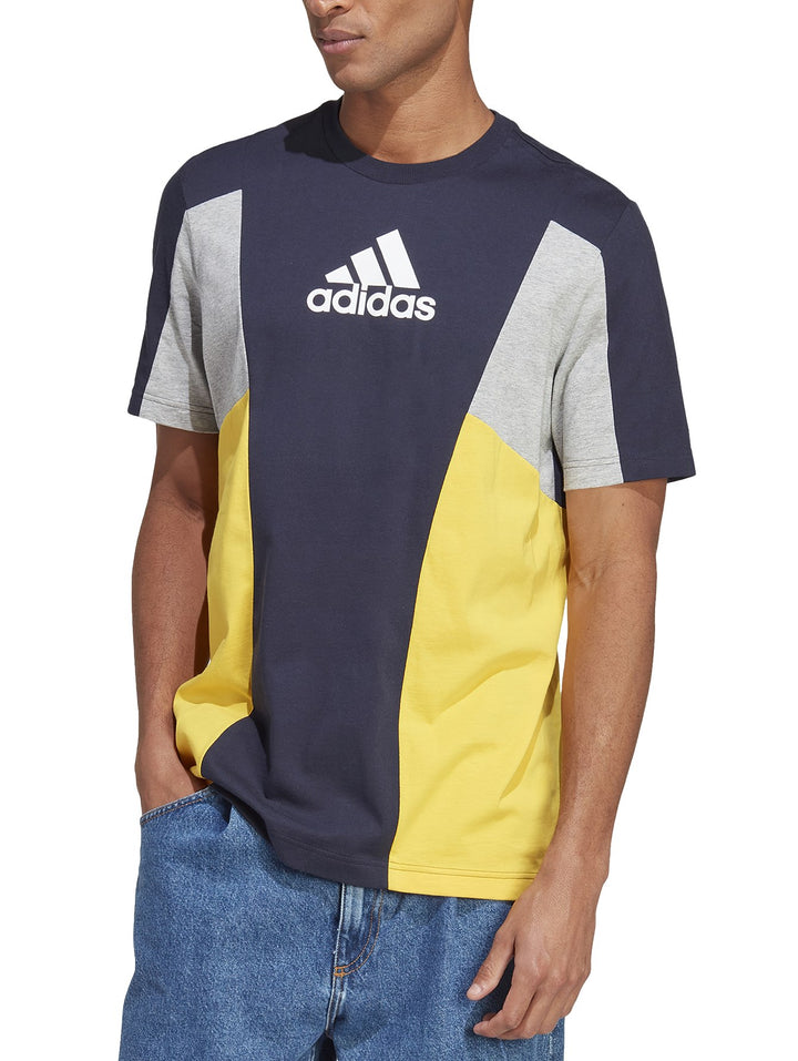 Camiseta Adidas de manga corta con diseño color-block en azul marino, amarillo y gris.