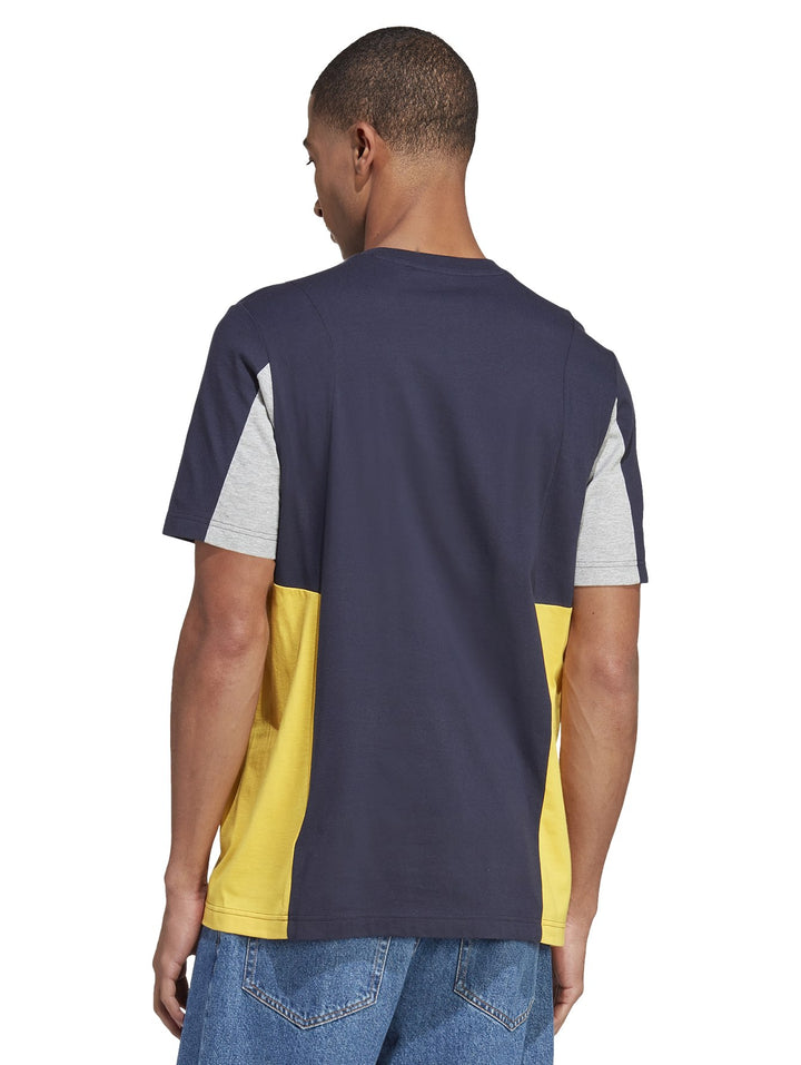 Camiseta Adidas de manga corta con diseño color-block en azul marino, amarillo y gris.