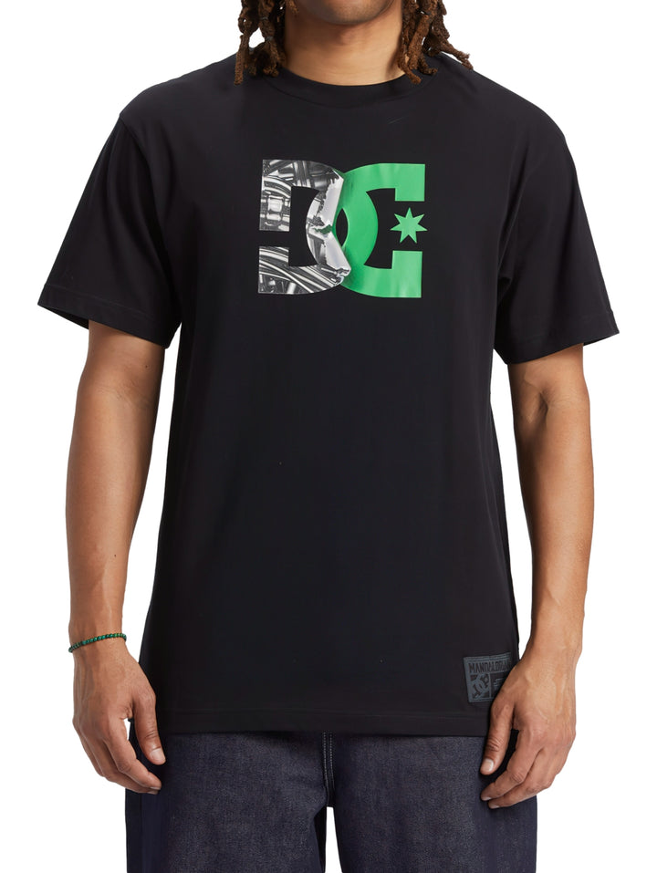 Camiseta negra de manga corta con logotipo de DC Shoes en el pecho.