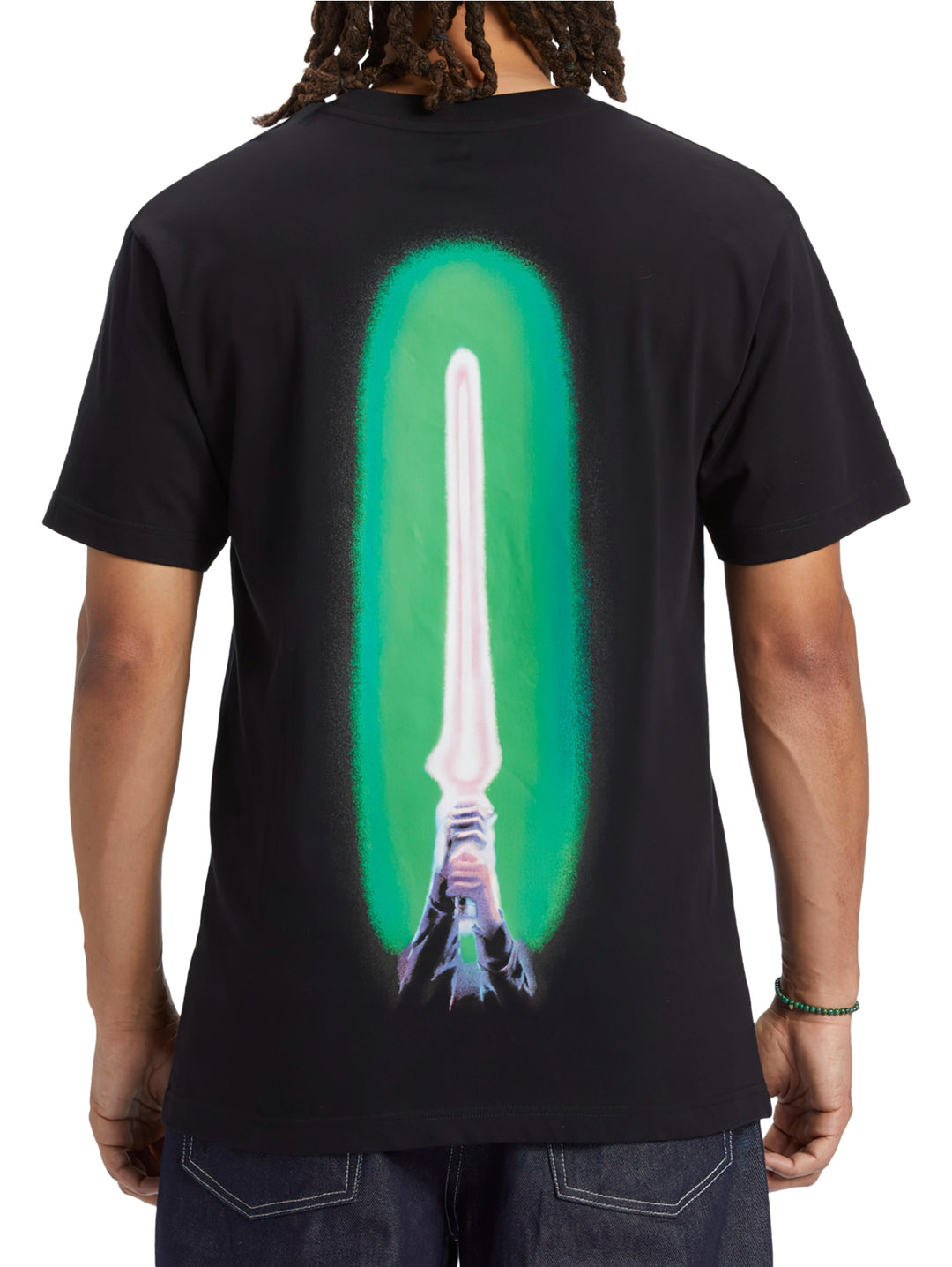 Camiseta negra de manga corta con logotipo de DC Shoes en el pecho.