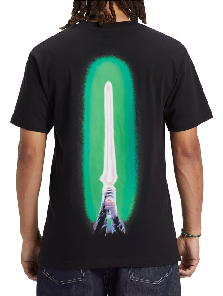 Camiseta negra de manga corta con logotipo de DC Shoes en el pecho.