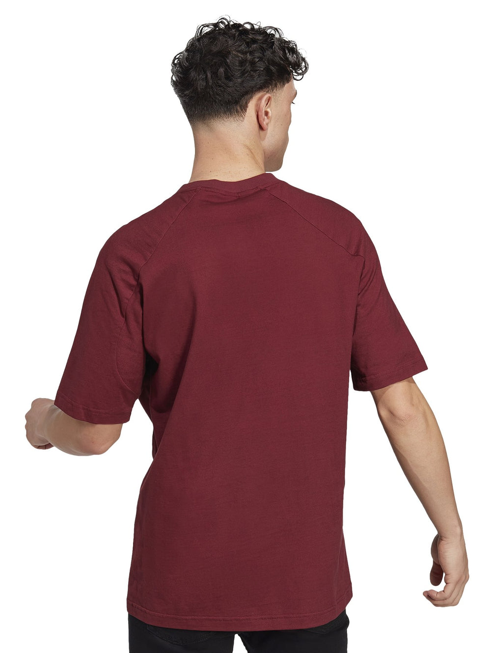 Hombre vistiendo playera Adidas color rojo oscuro con detalles naranjas en las mangas.