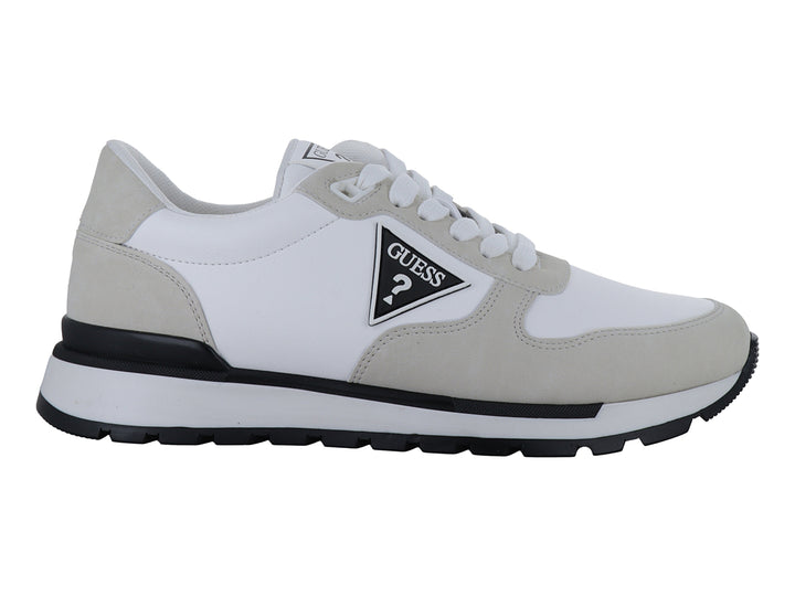 Tenis Guess color blanco y gris con suela negra y logotipo triangular en el lateral.